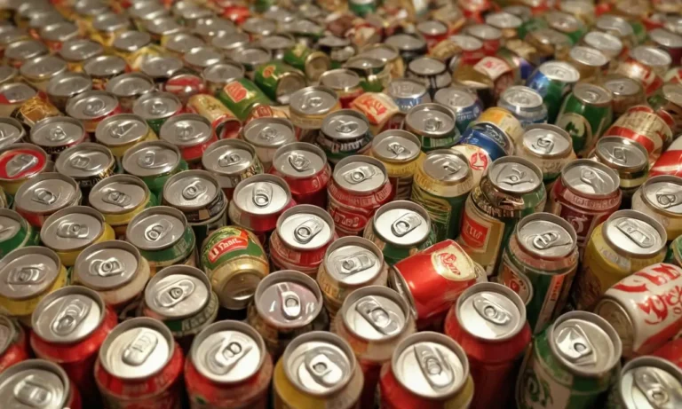 Latas antiguas de cerveza coloridas rompen récords en papel pintado